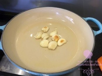 step1: 腩片沖洗後切細塊（2吋長），蒜頭去衣，辣椒切碎