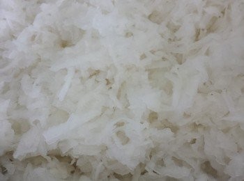 step2: 將蘿蔔去皮，刨絲(刨出來的水粉不倒去)，部份蘿蔔切粗條。