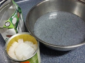 step4: 將罐頭材料的糖水倒到兜中，再將浸發好的蘭香子浸於糖水中，再隔水