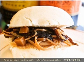 step3: 將另一片饅頭覆蓋在上層，嗜辣的朋友，可選擇紅椒麻辣黑菇醬與青檸酸辣黑菇醬作為內餡。