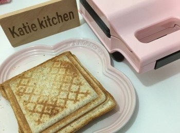 step3: 完成後切去多餘的三文治包邊