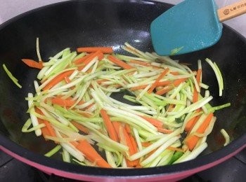 step7: 再加入火腿絲快炒, 加少許鹽炒勻