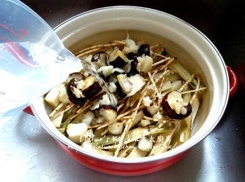 step3: 煲內放入竹庶 , 矛根及馬蹄 , 再加入3000ml水