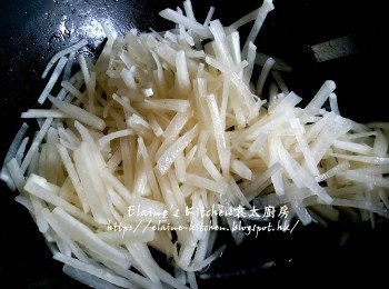 step6: 鑊中加入蘿蔔絲拌勻炒數分鐘 , 先加入一半份量的冬菇水拌勻炒至收乾水份