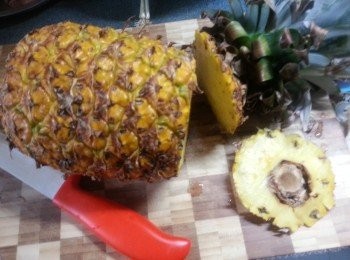 step2: 菠蘿切去頭及尾部,去皮取出菠蘿肉