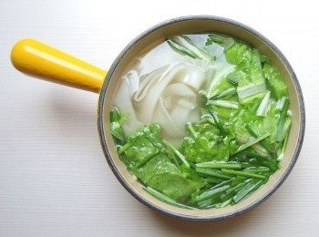 step4: 湯煮滾後,放入粄條及蔬菜煮滾,加入海鹽調味。