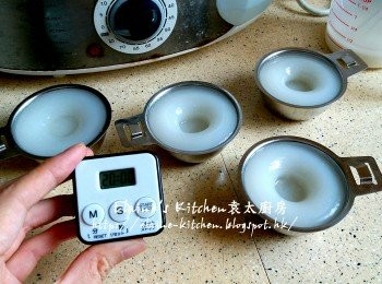 step21: 白色冇豆版蒸好後盛起待涼20分鐘或浸入冰水內放涼 , 用竹簽起出糕點即可