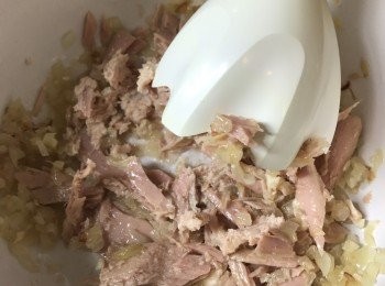 step6: 用手動攪拌器把材料打至成為醬, 按個人喜好作調味. 

用匙羹將小小的肉醬放在預熱的mini pancake 上, 完成.