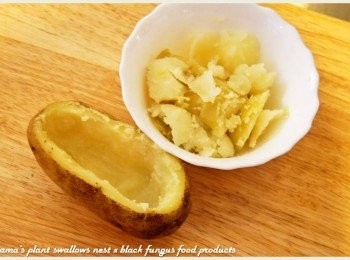 step3: 將蒸好的馬鈴薯切去上方一部分，並挖空內部的馬鈴薯泥。