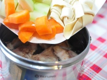 step1: 將小排先川燙沖洗放入內鍋，再將青木瓜、紅蘿蔔切塊連同百頁結放入