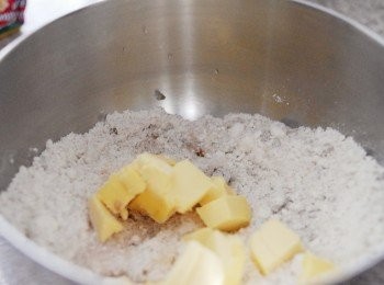 step2: <span class="group_2">奶酥</span>做法：將糖及麵粉放入碗內拌勻，下切粒牛油