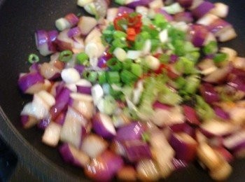 step2: 1分鐘後茄子熟了加上米酒、醬油、糖調味，拌勻蔥末丶辣椒末