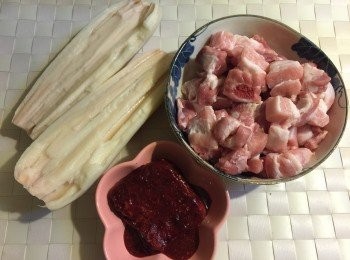 step1: 紅蔥頭切片，蓮藕切條大約1-2吋左右再拍一拍(會入味d)，肉排洗乾淨備用；