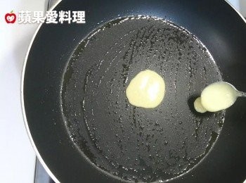 step10: 改用「小湯匙」，做一口小鬆餅也可。
