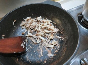 step1: 菇菇洗淨下鍋用少許橄欖油拌炒
