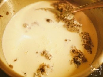 step11: 紅豆泥加入忌廉煮熱 (唔駛煮滾, 熱到出煙就可以喇)