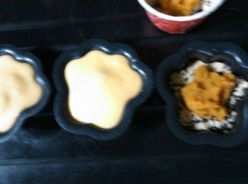 step9: 取適量地瓜泥鋪在烤好的餅乾中央.再倒入乳酪糊