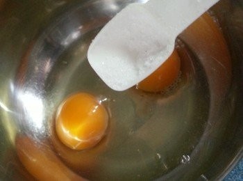 step7: 2隻雞蛋用少許鹽拌勻