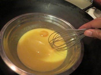 step3: 加入蛋黃快速拌勻，待凉。 
While keep stirring, add egg yolks, stir until well combined. Set a side.