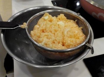 step1: 果菜汁加入蛋白，玉米粉拌均勻過濾後，下油鍋用160度油溫過油10秒撈出，