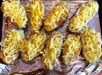 step7: 把餡料釀番入薯皮內，按平。撒上芝士碎