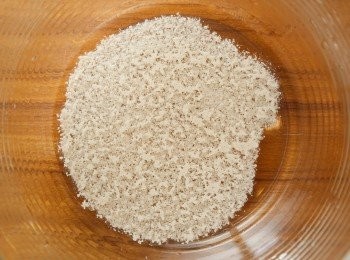 step1: 首先將溫水與酵母混合。