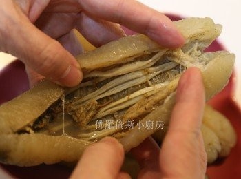 step3: (3)	重覆第二點做法，如果海參已經軟身，用刀在海參中間界開，用水沖走所有沙石