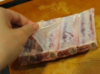 step2: 用廚紙吸乾豬肋排水份, 再把背面的薄膜撕去