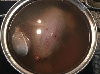 step2: 將牛腱、滷包、蒜、薑、蔥放入深鍋，加入水淹沒牛腱，加入米酒，大火煮滾後，用濾網撈掉浮起的雜質，蓋鍋蓋轉小火慢燉ㄧ小時後，關火燜到降溫。