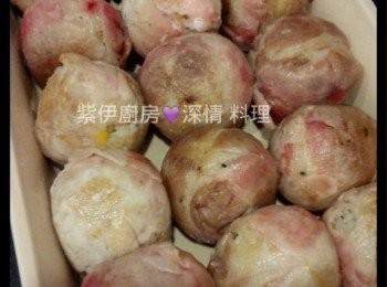 step3: 慢火將豚肉丸子煎至半熟, 盛起, 排放在焗盤上