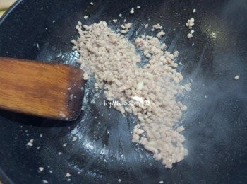 step2: 不沾鍋直接放入絞肉和蒜末炒香