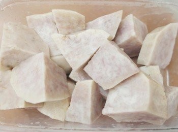 step1: 芋頭小撇步：芋頭去皮切塊將它們放入水中一起煮滾後裝進盒子裡冷凍至少2小時!!燙過的芋頭澱粉層會被熟化形成保護膜..煮的時候不易糊掉且可縮短烹煮時間!!所以這次用的芋頭是之前處理好冷凍過的^^