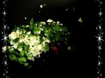 step6: 6.把油倒入鍋中,然後再把切好的蒜末,辣椒末,蔥末,倒入鍋中爆香.