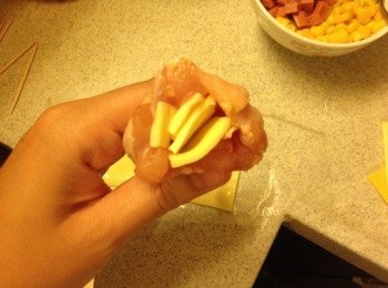 step5: 片裝芝士一開四，放1／4份進<a href="https://bit.ly/3zHU5V3" target="_blank" data-keyword="雞翼" class="guide-link"><strong>雞翼</strong></a> <span style="display:inline-block;vertical-align:middle;margin-top:-3px;color:initial;border-radius:3px;padding:2px 3px;font-size:12px;line-height:14px;background:#87d300;color:#fff;">即買</span> 內