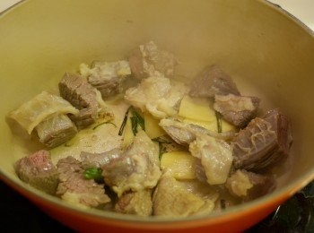 step3: 3) 加入牛腩略炒至少少金黃色, 質入紹興酒再炒多陣