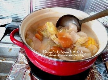 step7: 蔬菜湯煲1 1/2小時後加入豆漿拌勻 , 再用慢火煲10分鐘