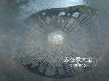 step4: 大火燒熱鑊至冒煙後加油，熄火，加入蛋液， 將炒熟蛋輕輕鏟起將未炒熟蛋液流到鑊中繼續炒（不用反蛋），如此類推，炒數十秒至8成熟便可盛起，加上蔥花即可享用