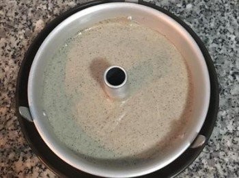 step11: 均勻倒入模具中，抹平並輕敲出空氣。
便可放入烤箱用160度烤8分鐘。