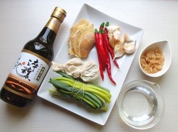 step1: 準備所有材料。青蔥用棉繩綁成束狀。