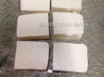 step1: 豆腐切６塊排在盤上