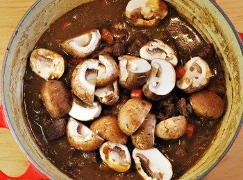 step7: 加入蘑菇，續煮15分鐘，以鹽及胡椒調整味道，室溫放涼至少30分鐘備用
