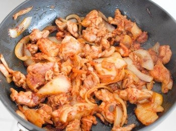 step2: 熱鑊後下油，先炒洋蔥，然後下雞肉，炒至豬肉全熟