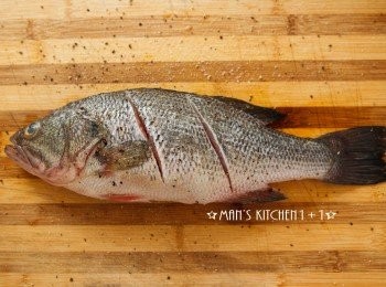 step1: 把魚清洗乾淨後，畫上兩刀並且灑上少許的鹽和黑胡椒粉。