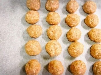 step6: 由雪櫃取出，捏成乒乓球大小。