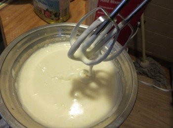 step2: 鸡蛋磕入盆中，加入所有的细砂糖，用电动打蛋器搅打。打蛋器先慢速，再快速搅打至蛋液变成乳白色后涨大，一直打发至捞起后低落的蛋糊呈线条状，滴落时表面不会立即消失。然后再用慢速搅打1分钟。