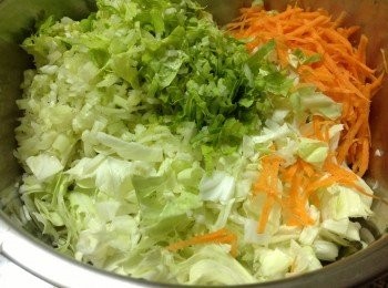 step1: 高麗菜、芹菜、紅蘿蔔切適當的大小，拌少許鹽軟化