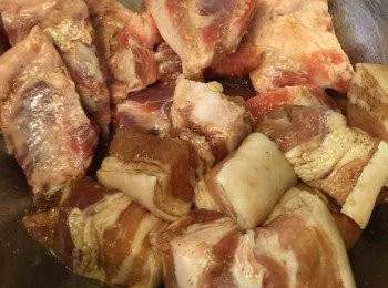 step1: 先將豬腩肉設成麻雀般大細。然後用醃料醃過夜。我自己另加了一些豬軟骨一齊炆！
