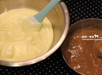 step9: 塑膠刮刀由下往上、一邊轉動攪拌盆輕輕混合，直到粉類完全混拌均勻。