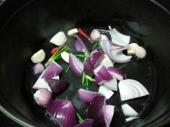 step3: 起油鑊,先爆香蔥頭.蔥段.蒜頭.紫洋蔥及紫天椒