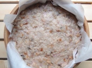 step14: 燒一鍋熱水沸騰,放上竹蒸籠用中大火蒸約50分鐘 即可。如使用電鍋蒸,外鍋放1.5杯的水,蒸熟後燜15分鐘。可用筷子或竹籤試一下熟度,如未沾黏米糊即代表有蒸熟,反之則再多蒸一下即可。